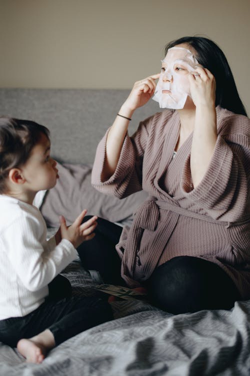 Základová fotografie zdarma na téma dítě, doma, dospělý