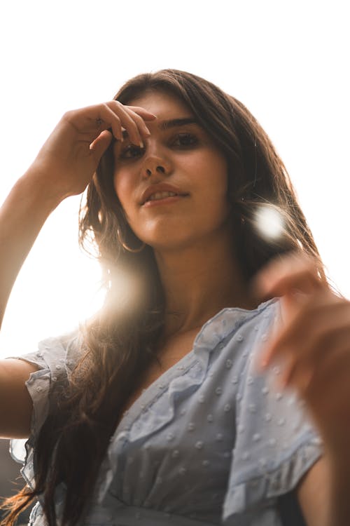 Gratis stockfoto met achtergrondlicht, blauw shirt, bruin haar