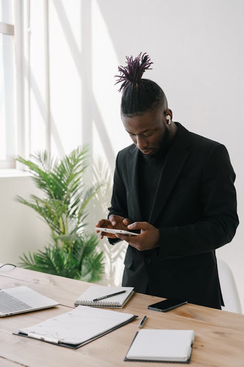 Homme En Costume Noir à L'aide De Smartphone