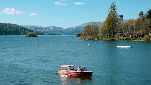 Ilmainen kuvapankkikuva tunnisteilla kesämökki, sininen järvi, vene
