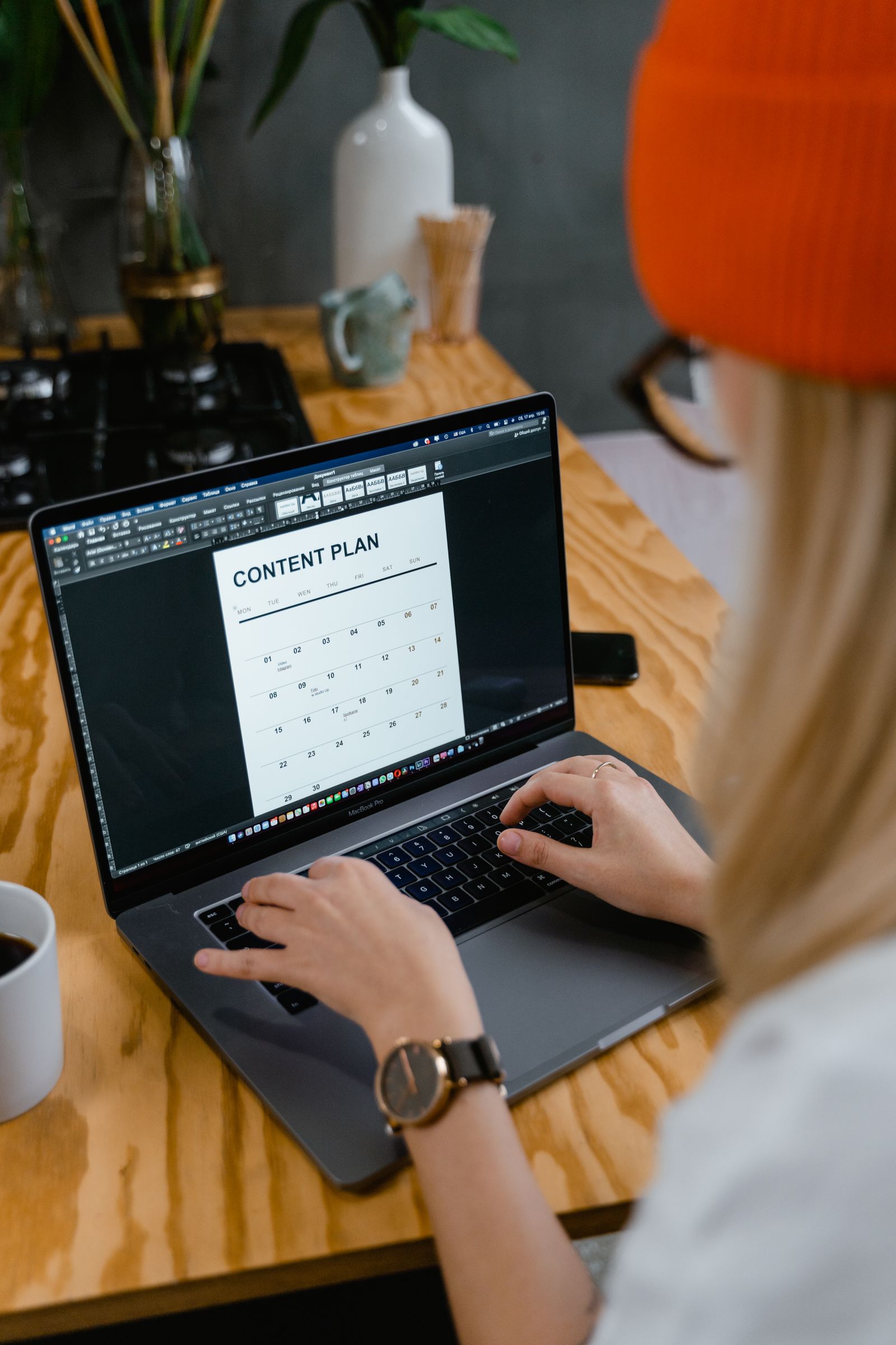 Frau arbeitet am Laptop an einem Content-Plan – planvoll statt spontan posten.