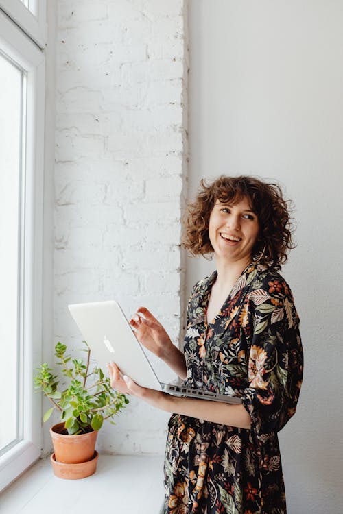 Free Smiling woman Holding a Laptop Stock Photo