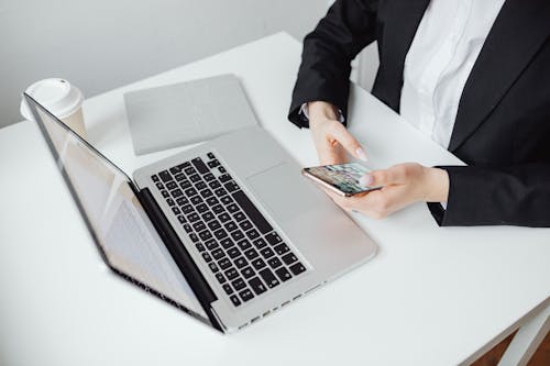 Základová fotografie zdarma na téma černý blazer, chytrý telefon, MacBook