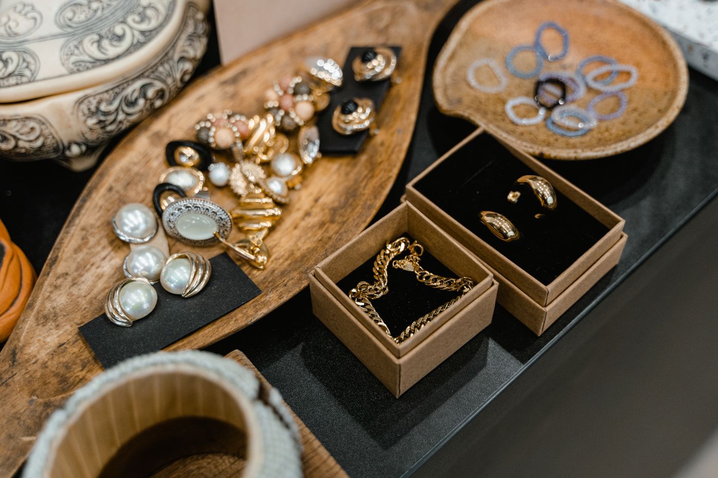 Foto real: vitrine/expositor de semijoias da loja