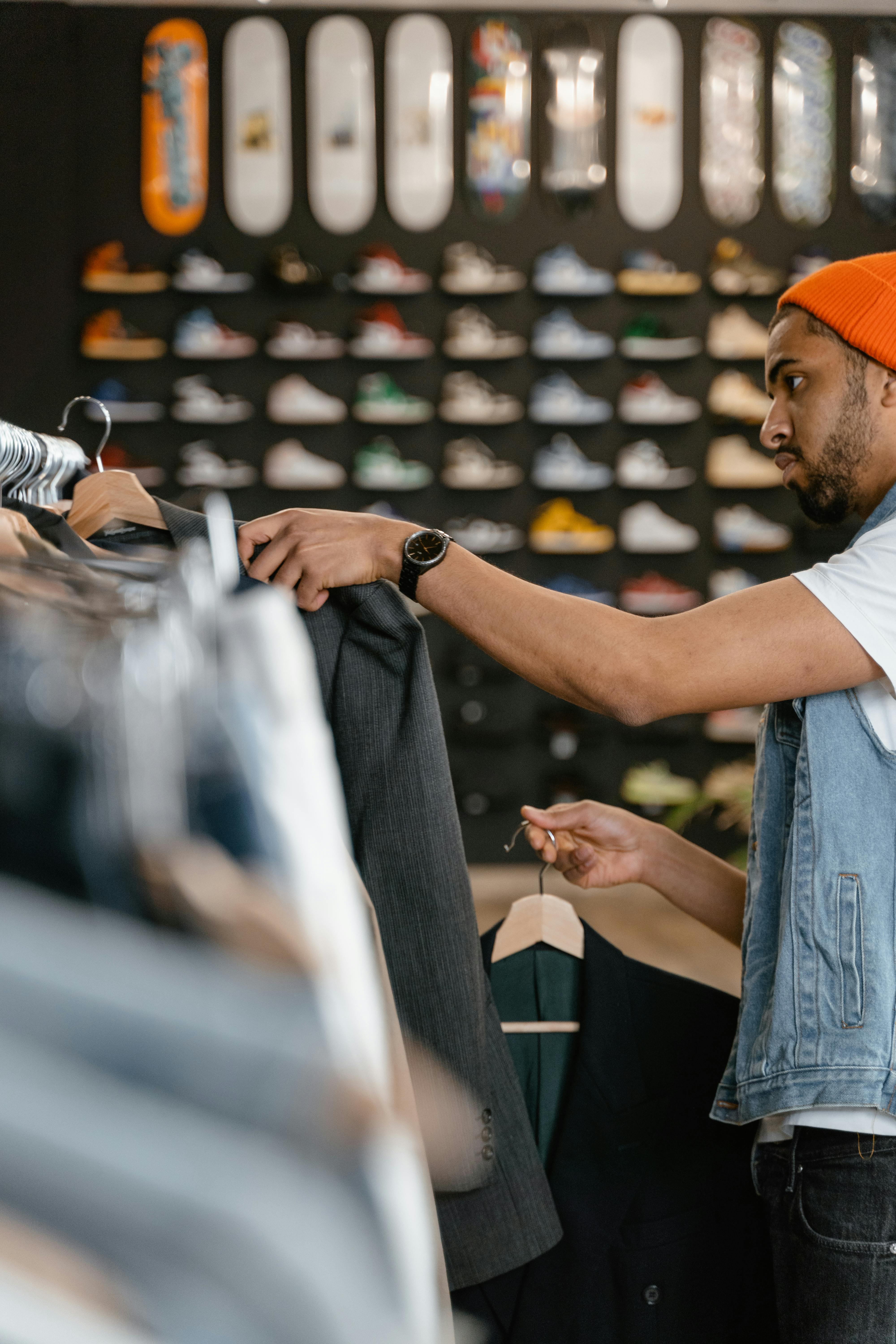 Un groupe diversifié de femmes discutant et souriant ensemble