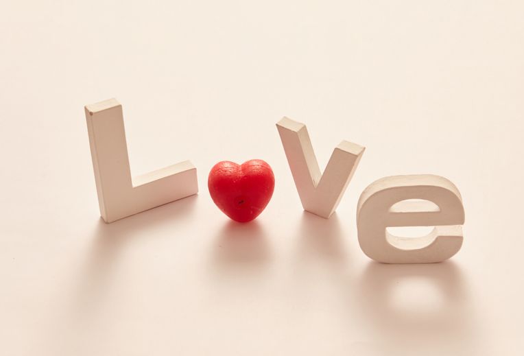 Online dating: starting a conversation on a niche platform