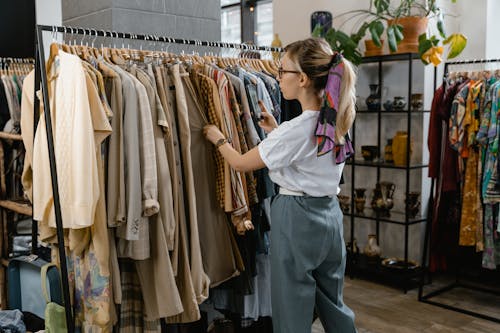 Fotobanka s bezplatnými fotkami na tému akcia, biele tričko, butik