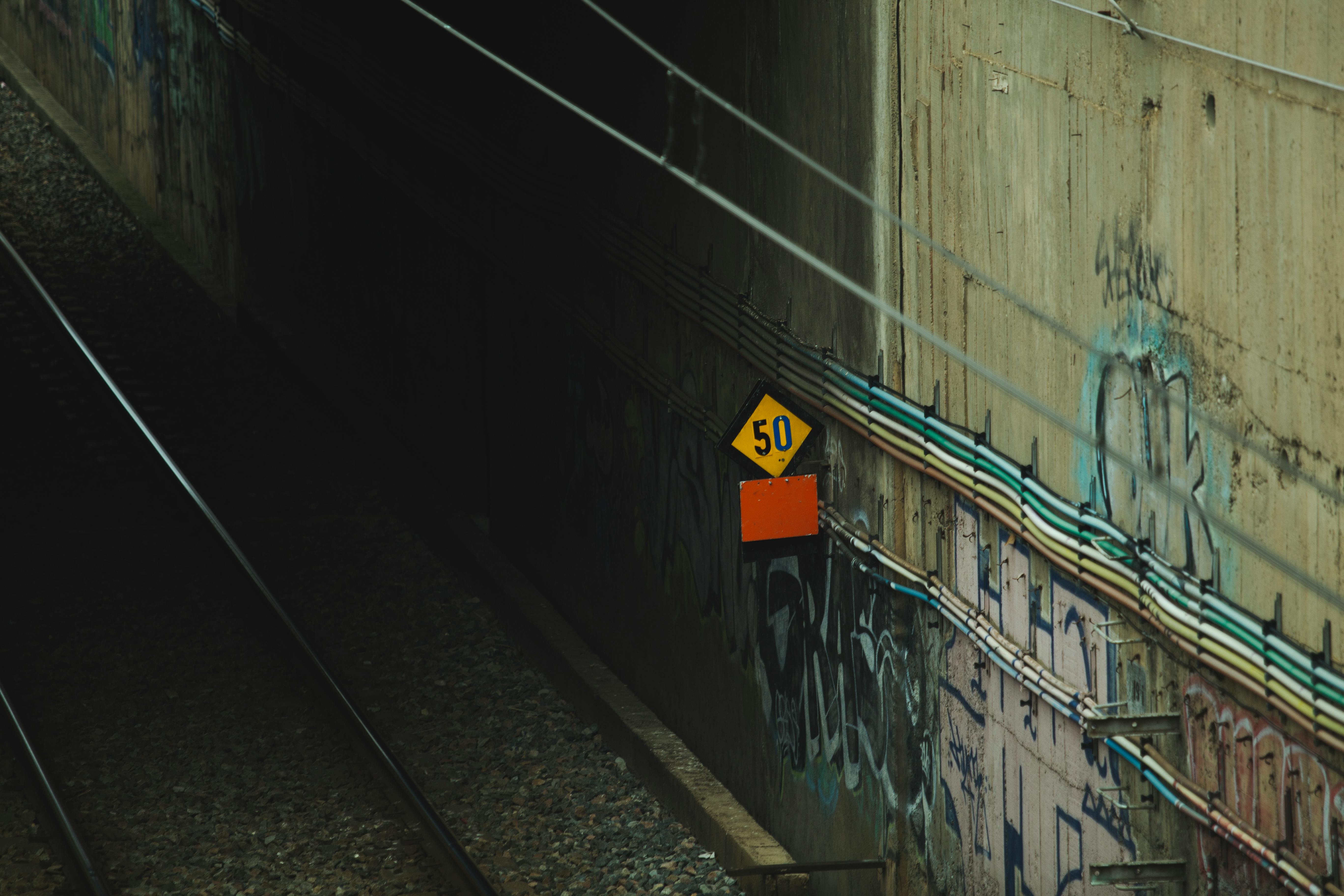 Persona usando un teléfono móvil con iconos de redes sociales flotando alrededor, representando la creación de contenido y la influencia digital.