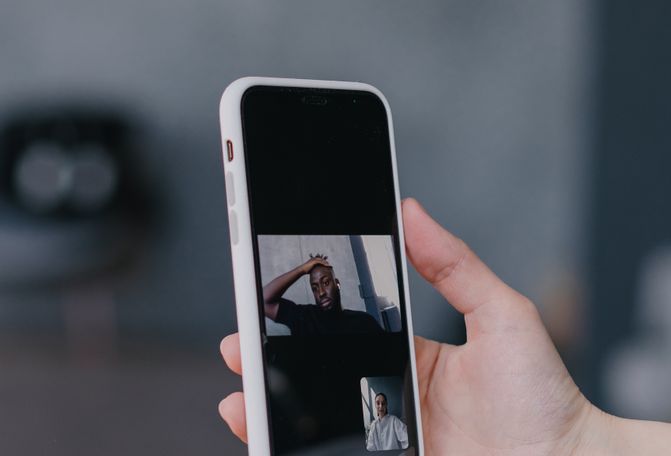 Online dating: starting a conversation on a niche platform