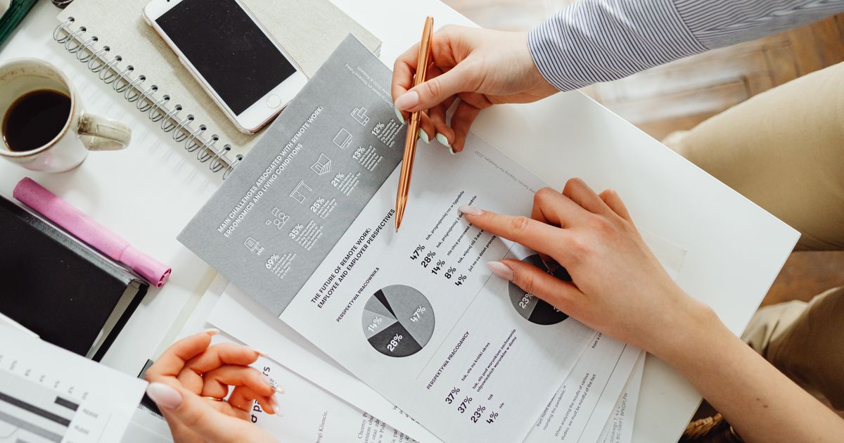 Finanzplan im Businessplan einer Reinigungsfirma prüfen: Auswertungen und Kennzahlen auf dem Schreibtisch