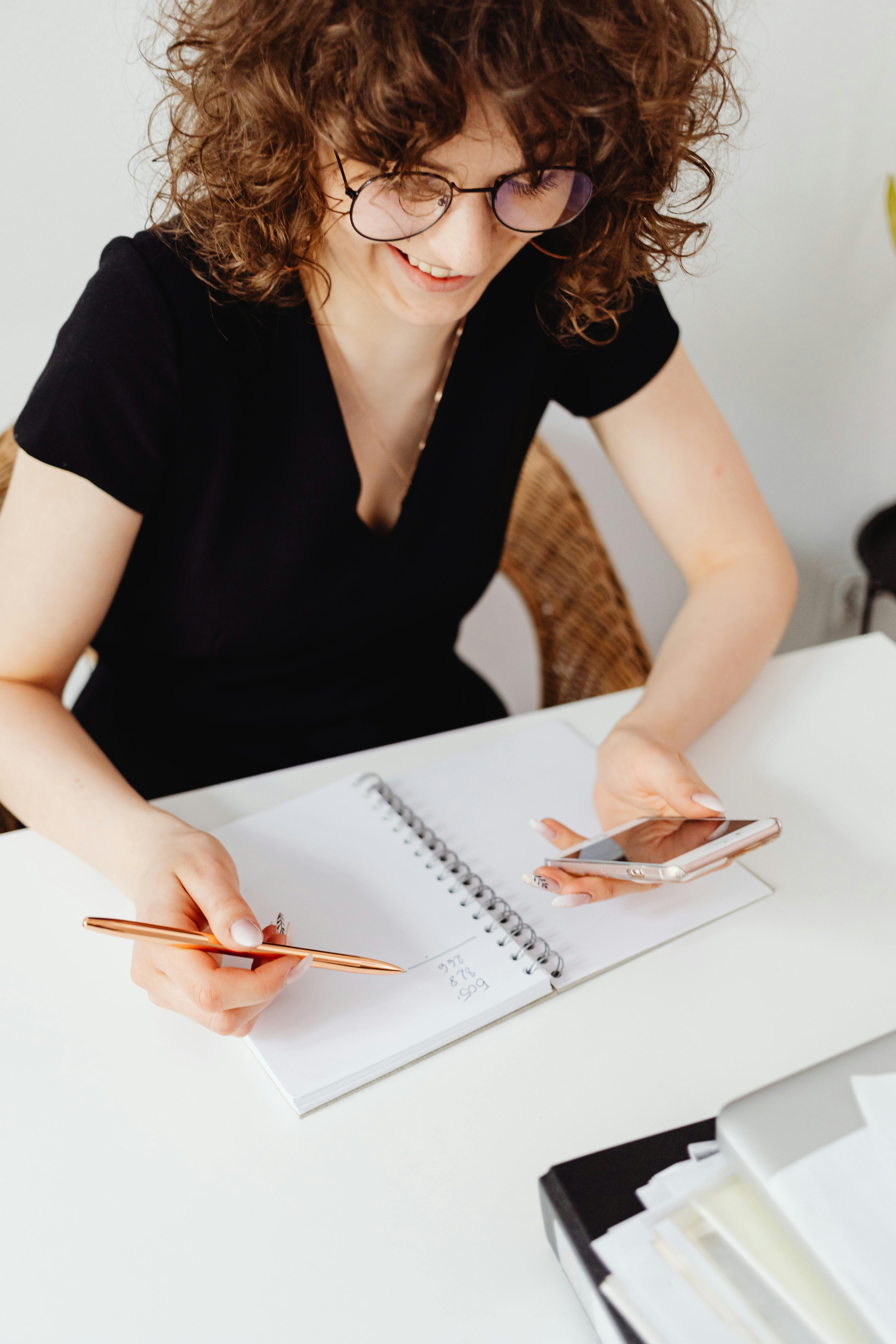 깔끔하게 정리된 책상과 노트북