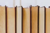 图书馆环境中古董书籍装帧的特写镜头