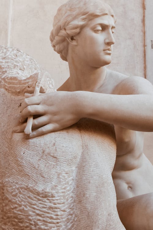 Статуя обнаженного мужчины