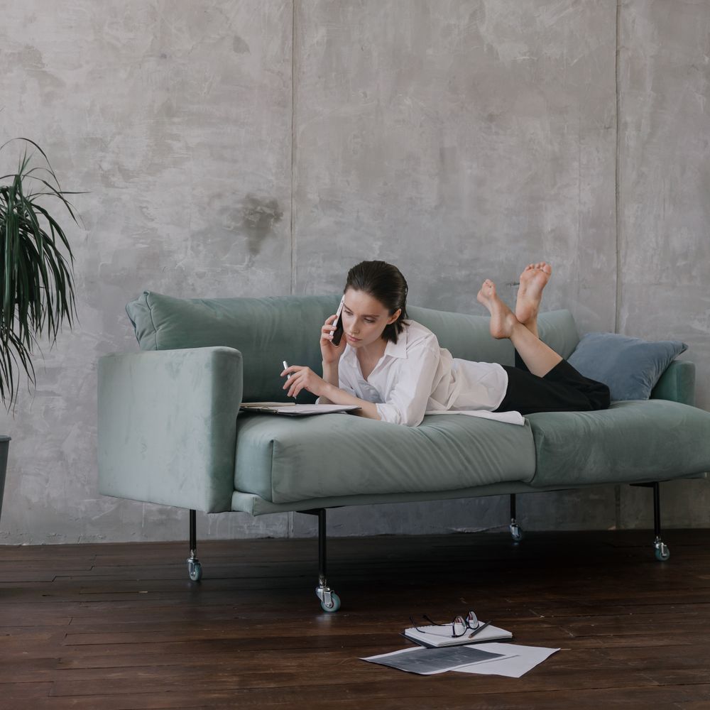 Uny Lelant — movers delivering furniture from a van