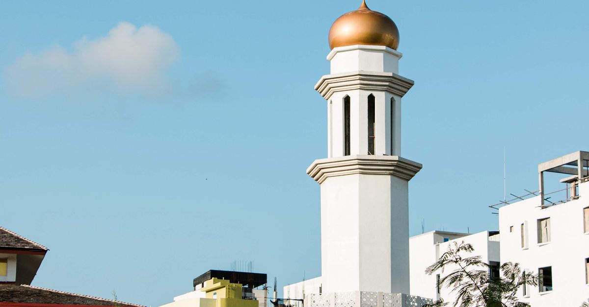 Native Mosque Traditional mosque near residential buildings · Free Stock Photo