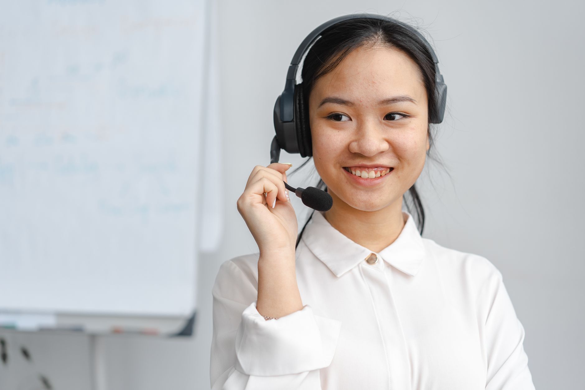 AI chatbot hỗ trợ nhân viên mới hoàn thành thủ tục trước khi nhận việc.