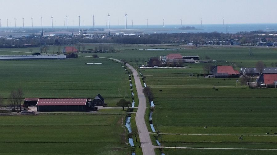 Person prüft Unterlagen zu Hause