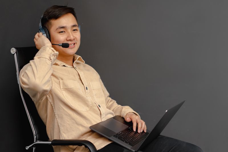 IT support professional providing helpdesk assistance