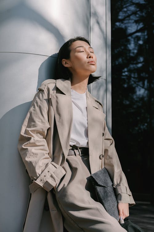 Ingyenes stockfotó ázsiai nő, becsukott szemek, bézs színű kabát témában