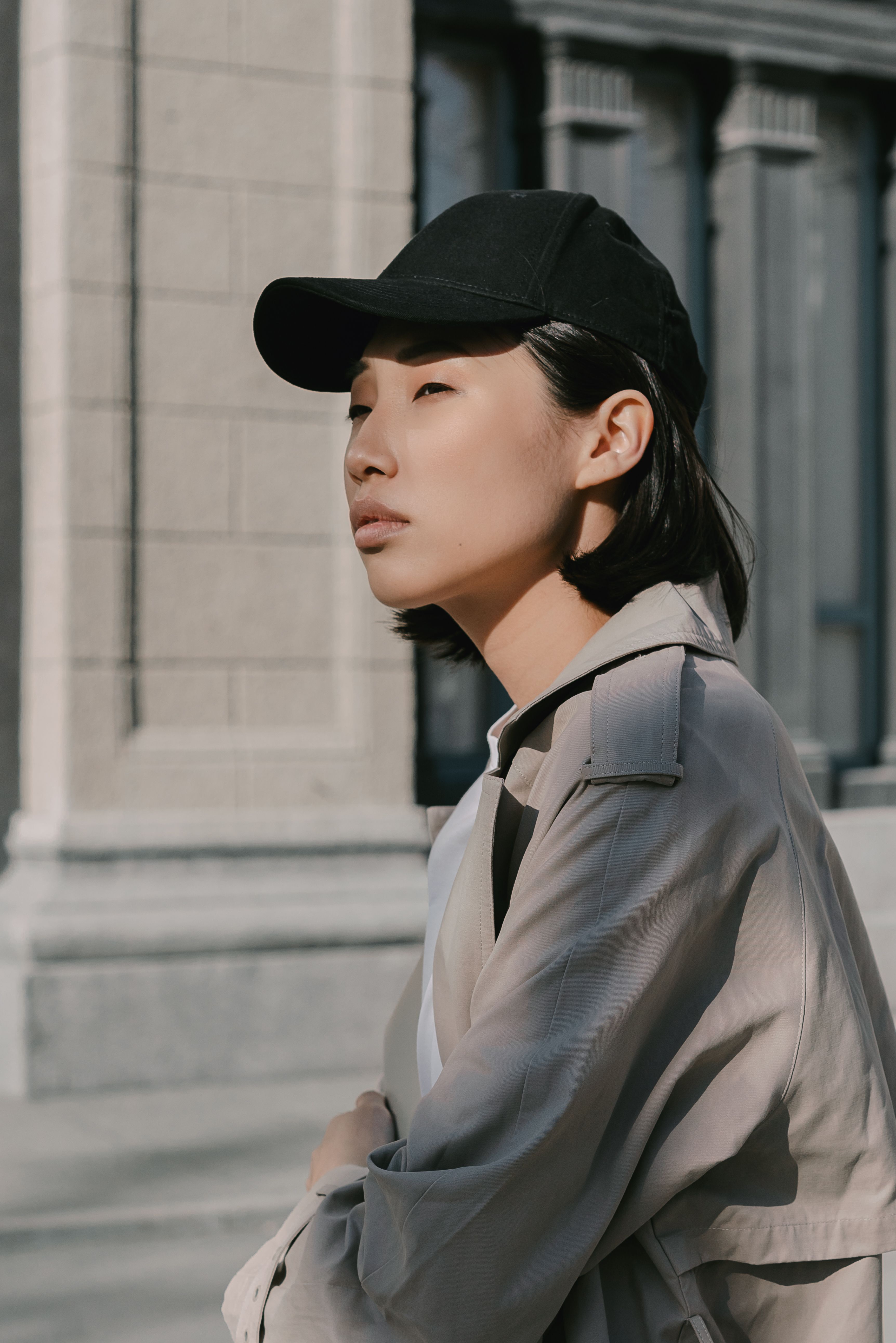 Woman in a baseball cap with a blazer