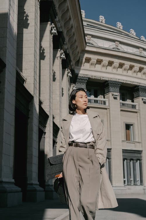 Mujer, En, Bata Blanca, Posición, Cerca, Edificio