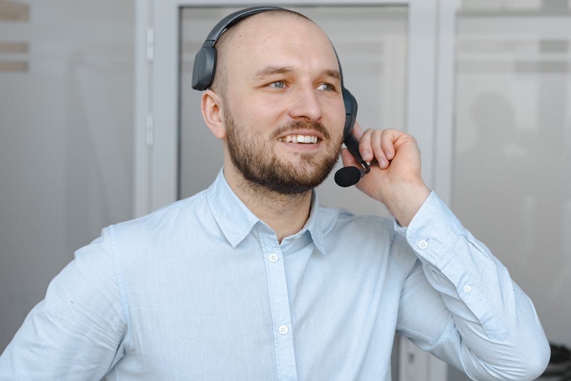 Gratis stockfoto met blauwe lange mouwen, blij, call center agent