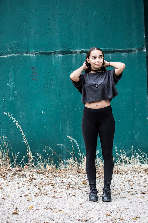 Free Woman Wearing Black Crew-neck Crop-top and Black High-waist Fitted Leggings Stock Photo