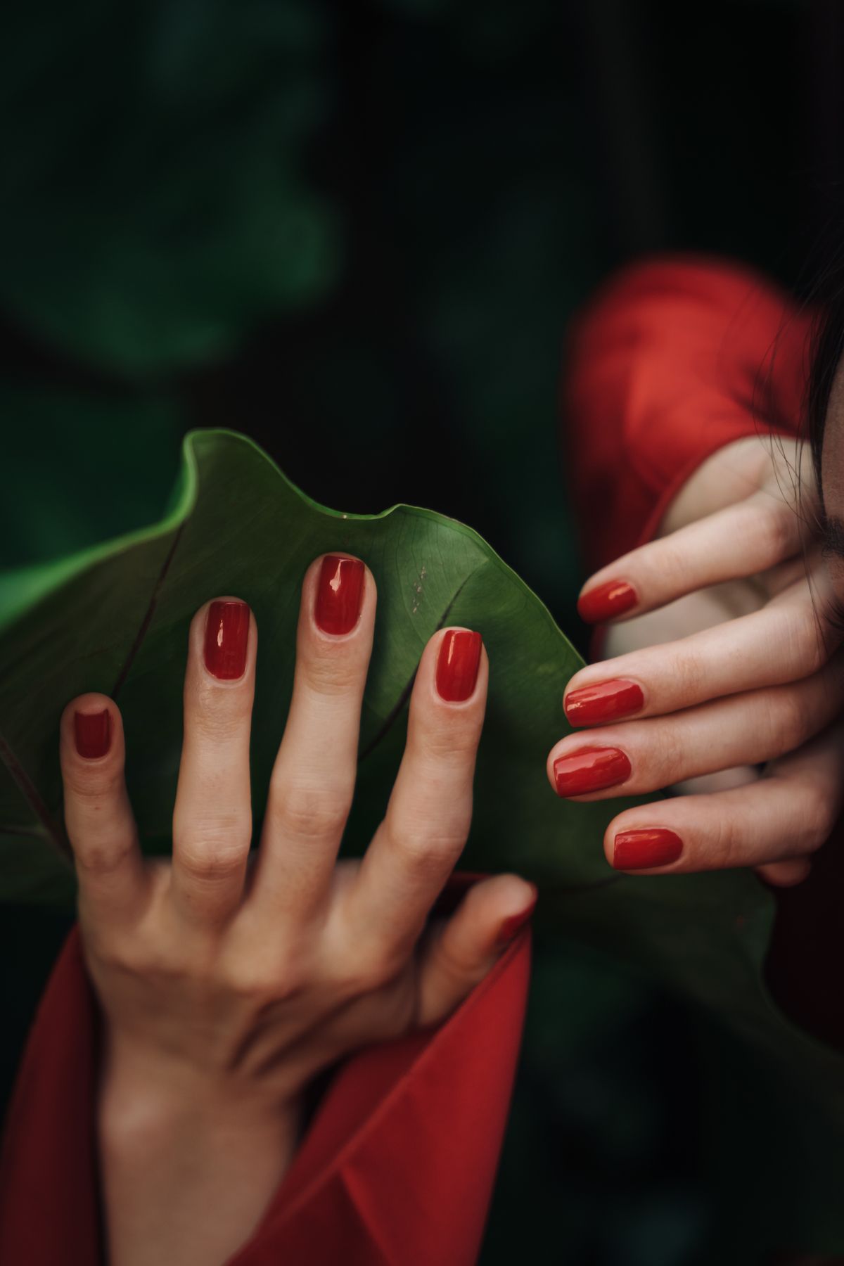 unhas decoradas em vermelho lisas e brilhantes