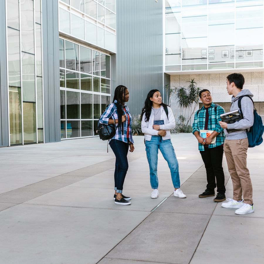 Estudiantes internacionales conversando en un campus