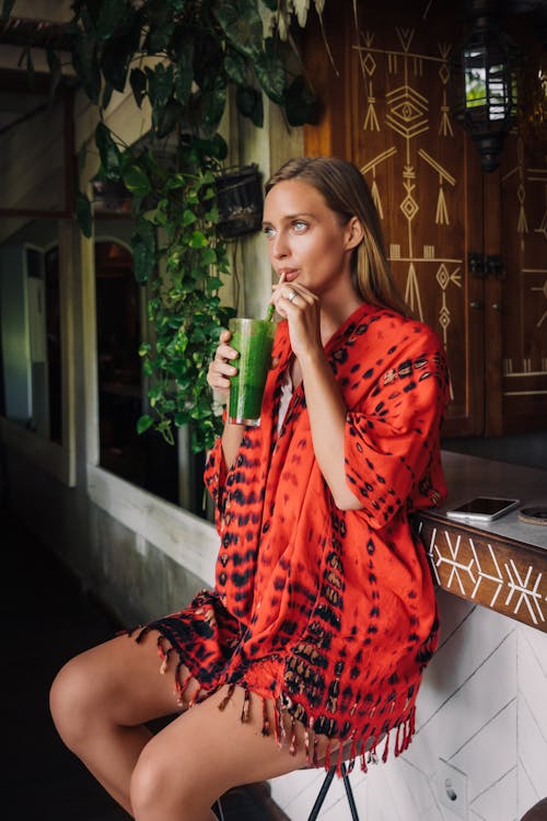 Femme Avec Un Verre De Smoothie