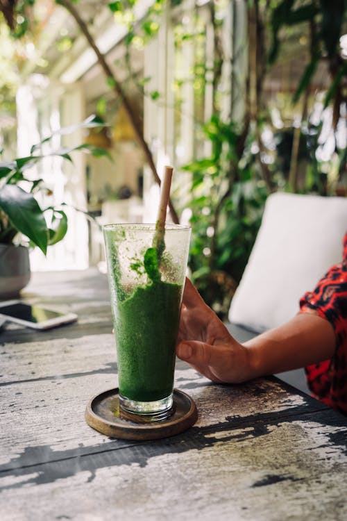 Foto stok gratis buah kocok, gelas minum, meja kayu