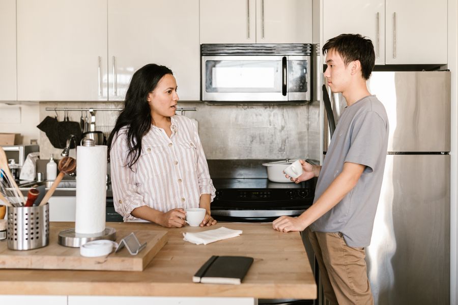 Cặp đôi trò chuyện bên bàn bếp buổi sáng