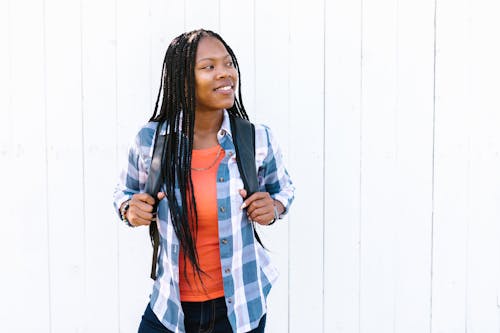 Afrikalı Amerikalı, ayakta, Beyaz duvar içeren Ücretsiz stok fotoğraf