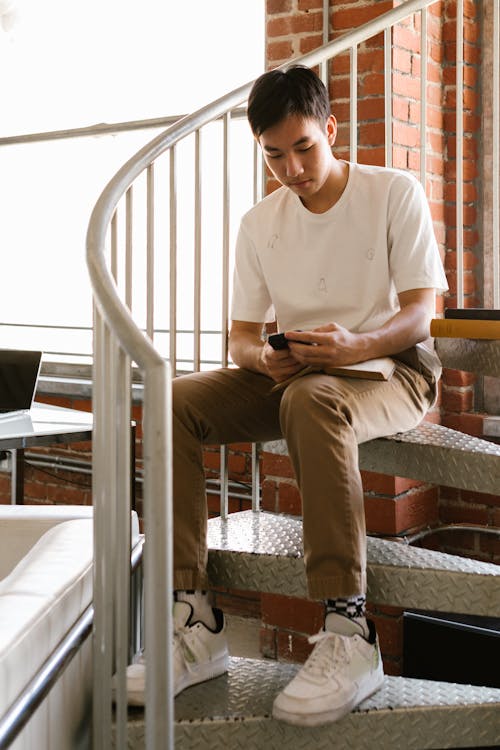 Ingyenes stockfotó ázsiai férfi, csigalépcső, fehér ing témában Stockfotó