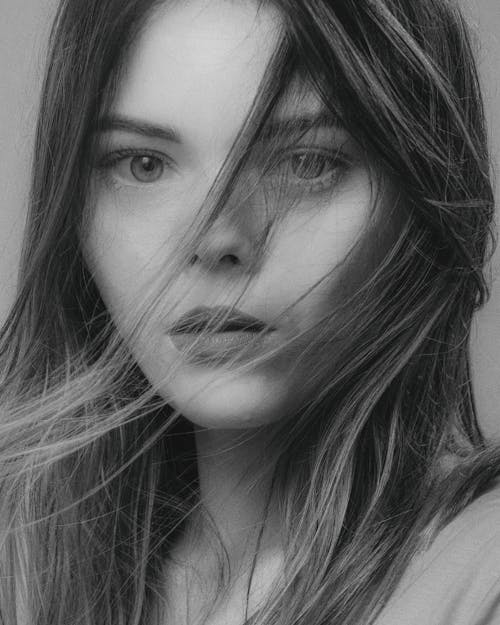 Free Grayscale Portrait of a Woman Stock Photo