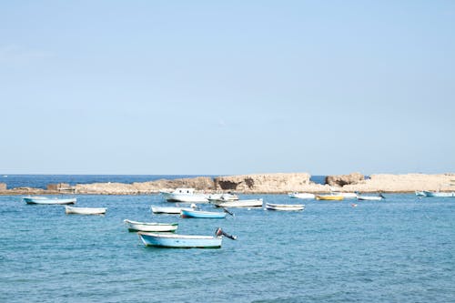 Foto profissional grátis de azul, barcos, litoral