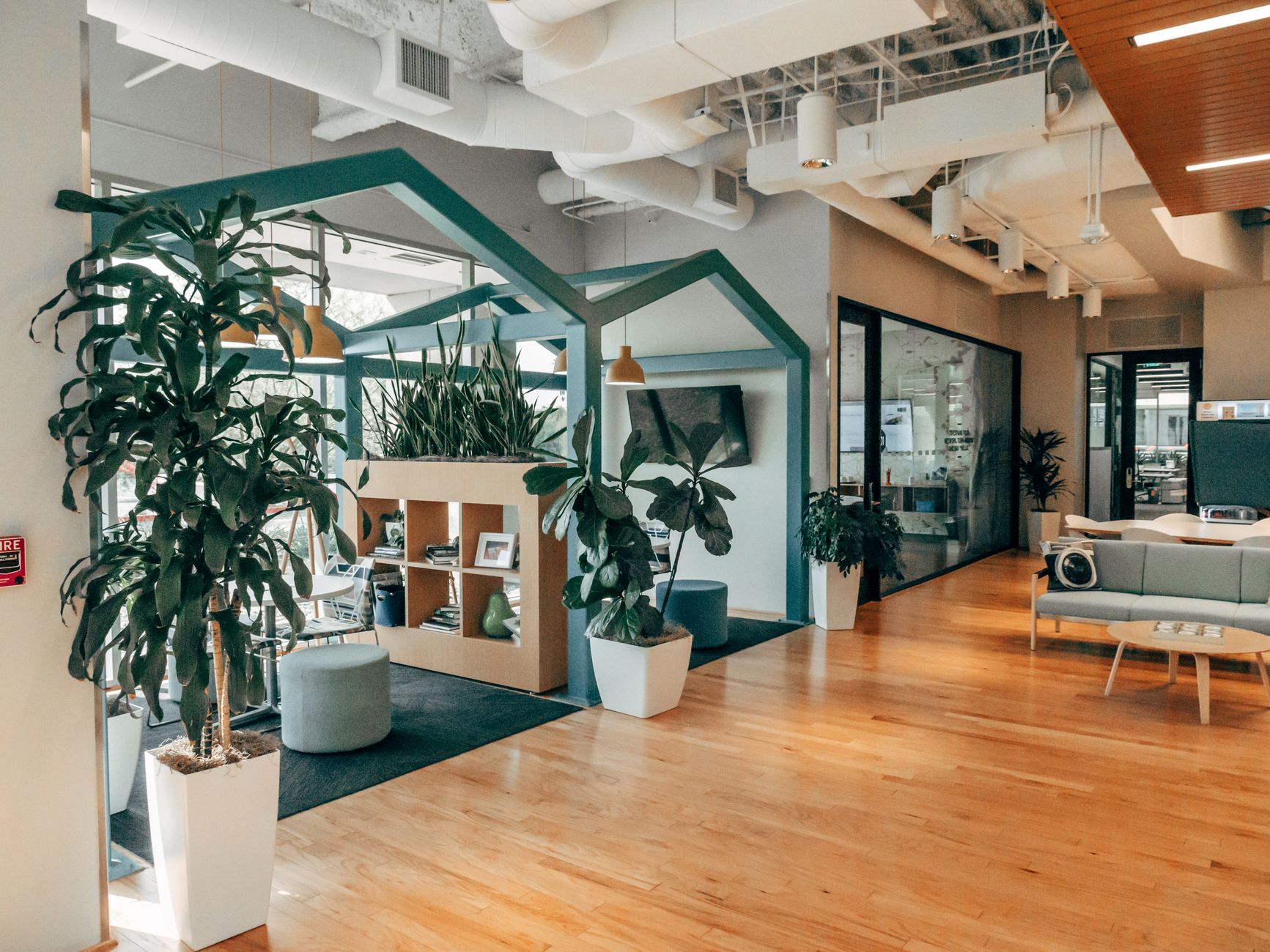 如何在工作中學會保護心理能量:職場不燒盡的實用指南 Stylish open office interior featuring natural light, modern design, and vibrant greenery for a refreshing atmosphere