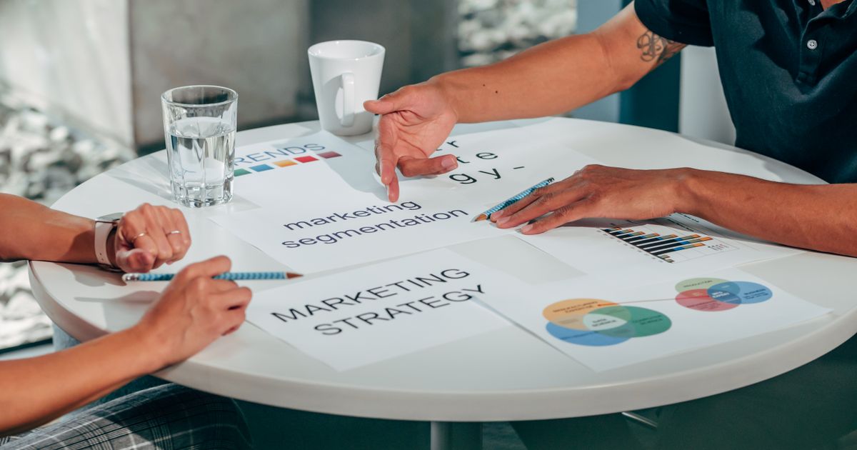 Marketingstrategie für eine Gebäudereinigung wird am Besprechungstisch anhand von Auswertungen entwickelt