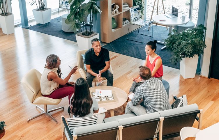 Online dating: starting a conversation on a niche platform