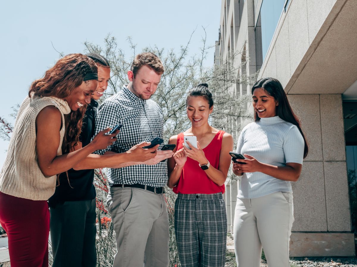 Generaciones actuales socializando con teléfonos móviles