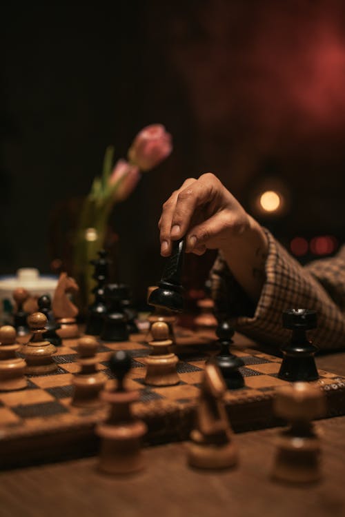 Gratis Immagine gratuita di giocare a scacchi, mano, pezzi degli scacchi Foto a disposizione