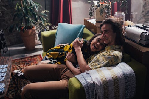 Rentoutunut hetki sohvalla yhdessä