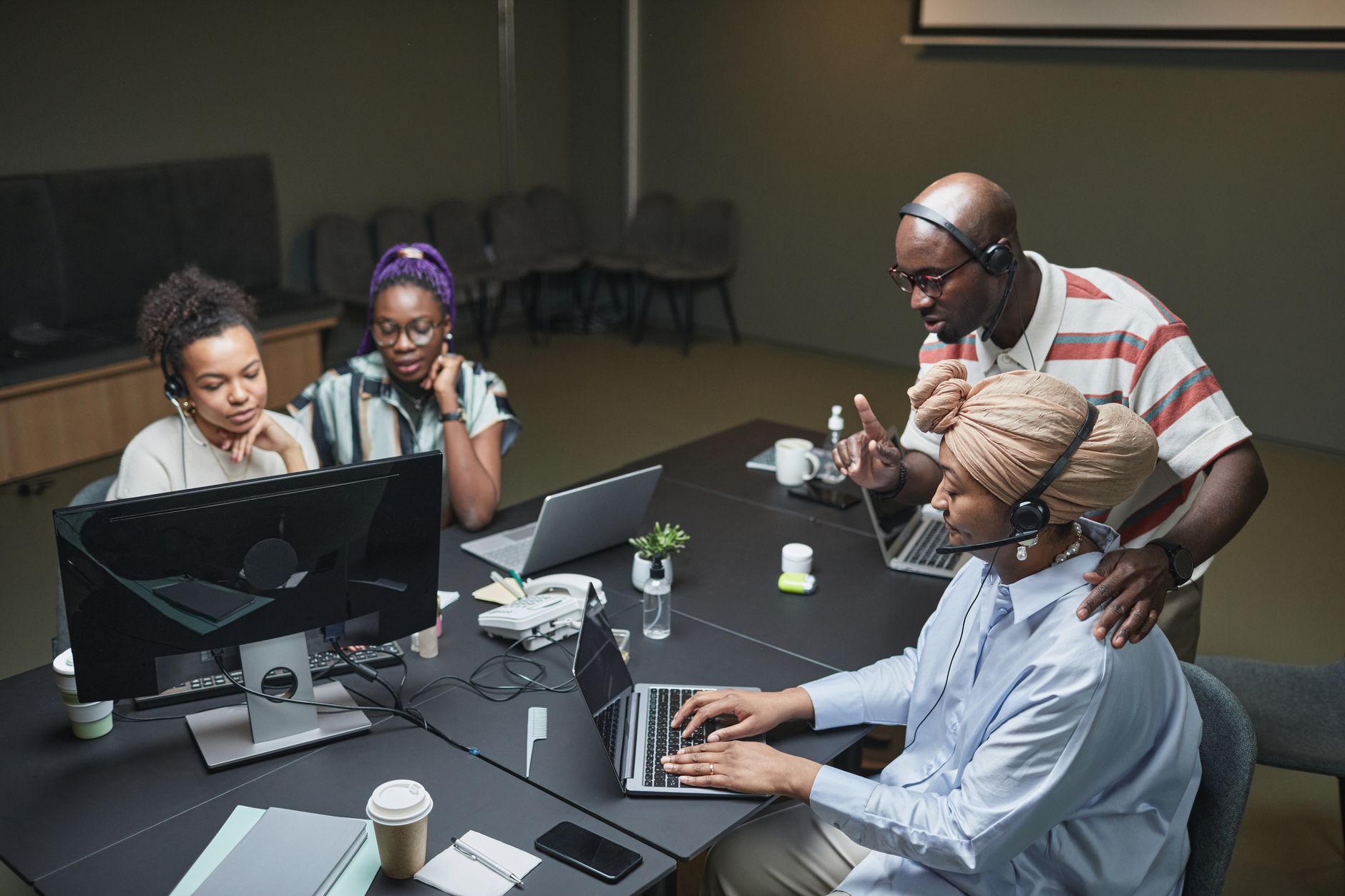 Superviseur team leader animant une réunion d'équipe call center