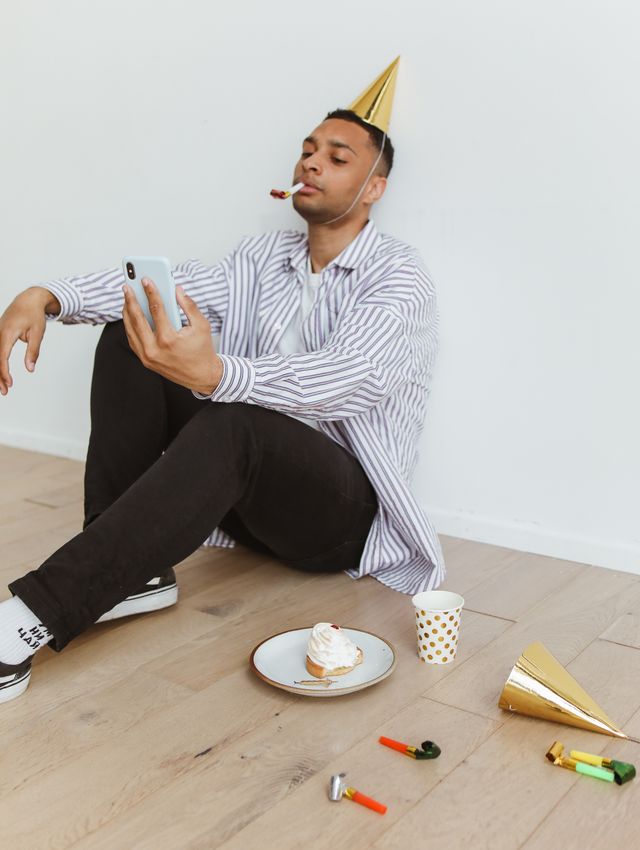 Pessoa olhando o celular durante uma comemoração de aniversário