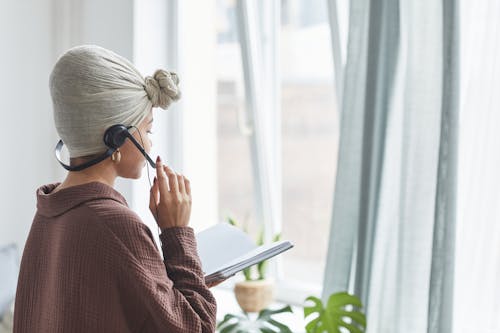 Fotobanka s bezplatnými fotkami na tému Afroameričanka, agent, apartmán