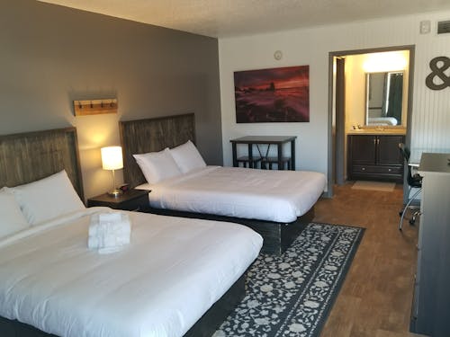 Бесплатное стоковое фото с гостиница, двуспальная кровать, ковер