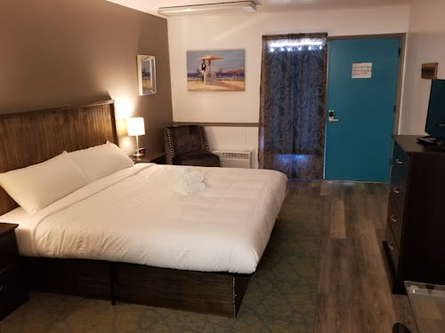 Fotobanka s bezplatnými fotkami na tému hotelová izba, kráľovská posteľ, moderný hostinec