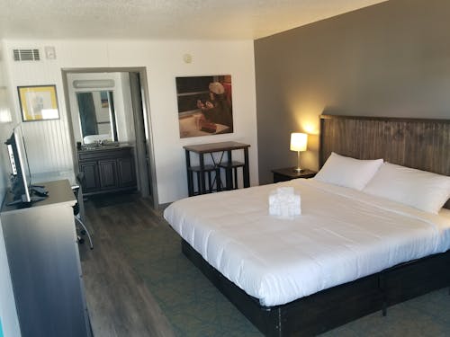 kral yatak, misafirperverlik, motel içeren Ücretsiz stok fotoğraf