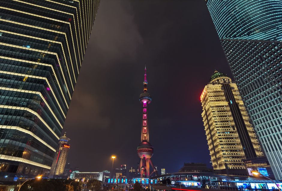 Sanghaj Bund és Pudong éjszakai fényei gyalog – Shanghai Oriental Pearl Tower night