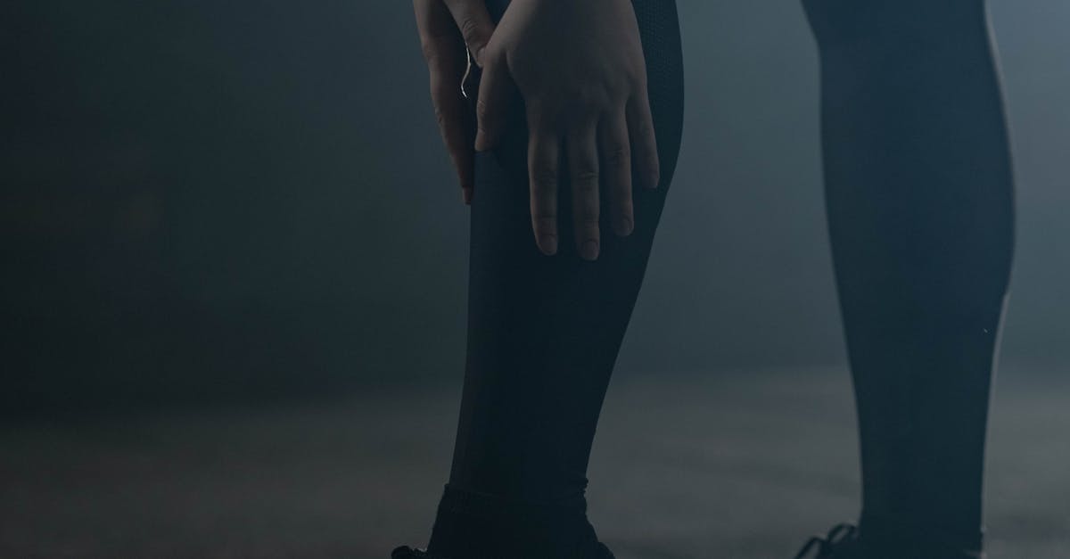 Un homme caucasien effectue des étirements pour prévenir les blessures, illustrant des étirements préventifs.